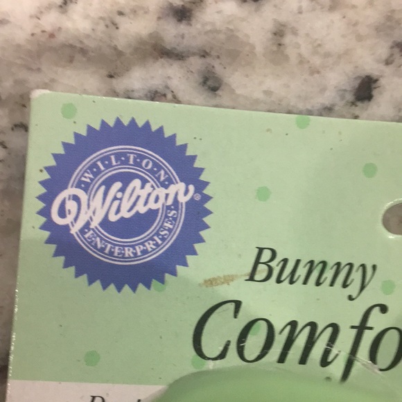 Wilton comfort grip bunny cookie cutter - Picture 2 of 5